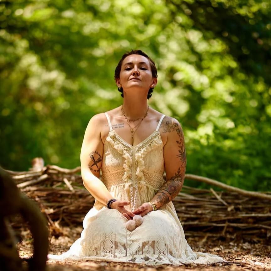 Serene seated maternity portrait outdoors in Coles County, Illinois